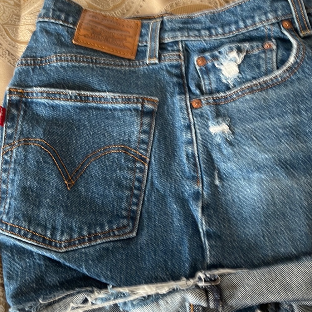LEVI’S SHORTS